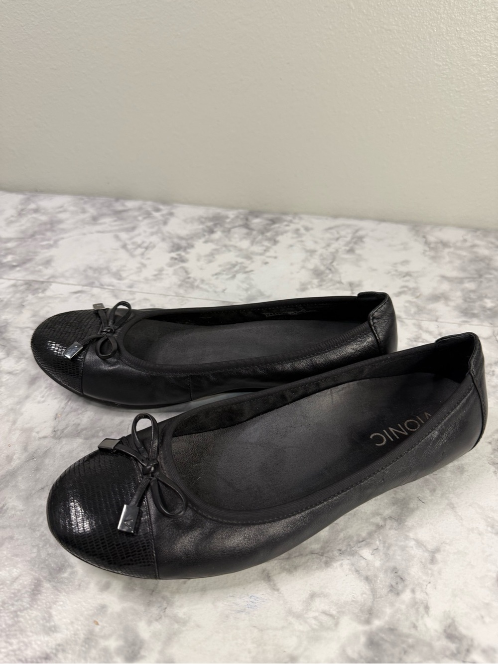 Vionic Minna Slip On Ballet Flats Shoes Sz 7 Women’s Bow Cap Toe Black Leather